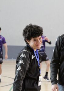 Aida Rodríguez sonríe durante un evento de balonmano femenino.