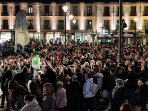 Gran multitud en la Plaza Mayor de Palencia durante un acto de VOX.