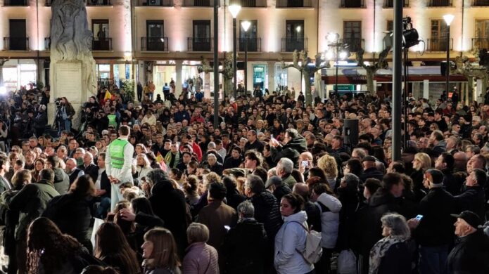 Gran multitud en la Plaza Mayor de Palencia durante un acto de VOX.