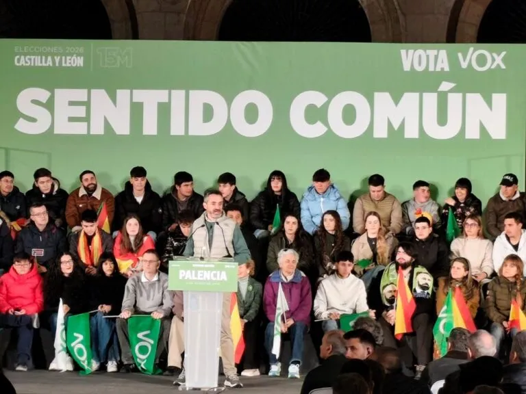Carlos Pollán hablando en un acto de VOX en Palencia con público