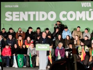 Carlos Pollán hablando en un acto de VOX en Palencia con público presente