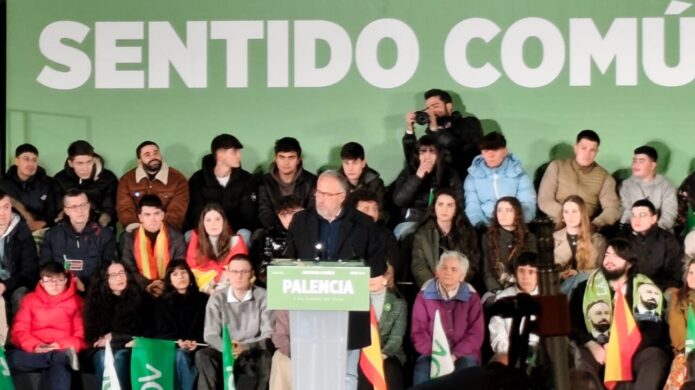 Carlos Pollán hablando en un acto de VOX en Palencia con público presente