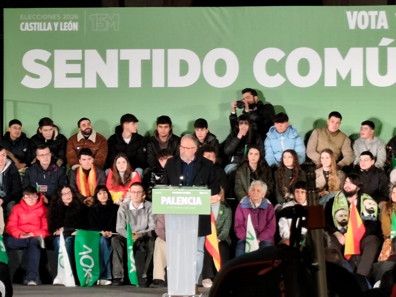 Carlos Pollán hablando en un acto de VOX en Palencia con público presente