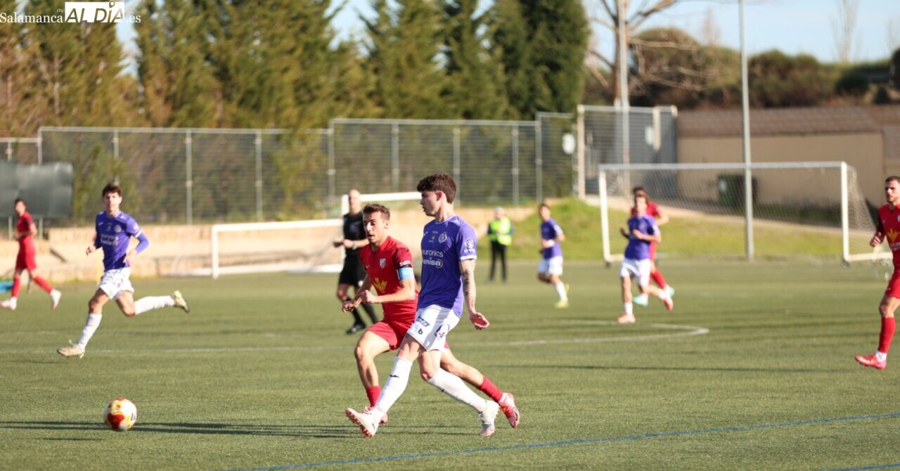 Jugadores del Cristo Atlético y Santa Marta compiten en un partido de fútbol
