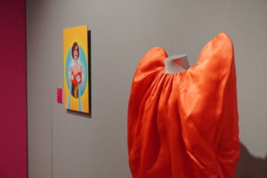 Vestido de Agatha Ruiz de la Prada en exposición con ilustración colorida