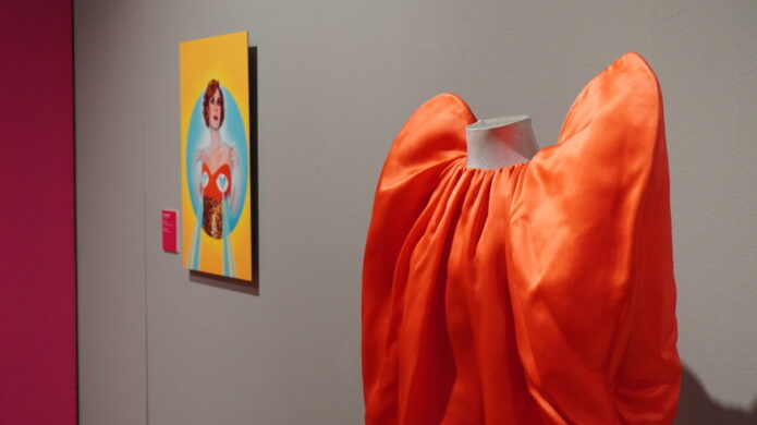 Vestido de Agatha Ruiz de la Prada en exposición con ilustración colorida