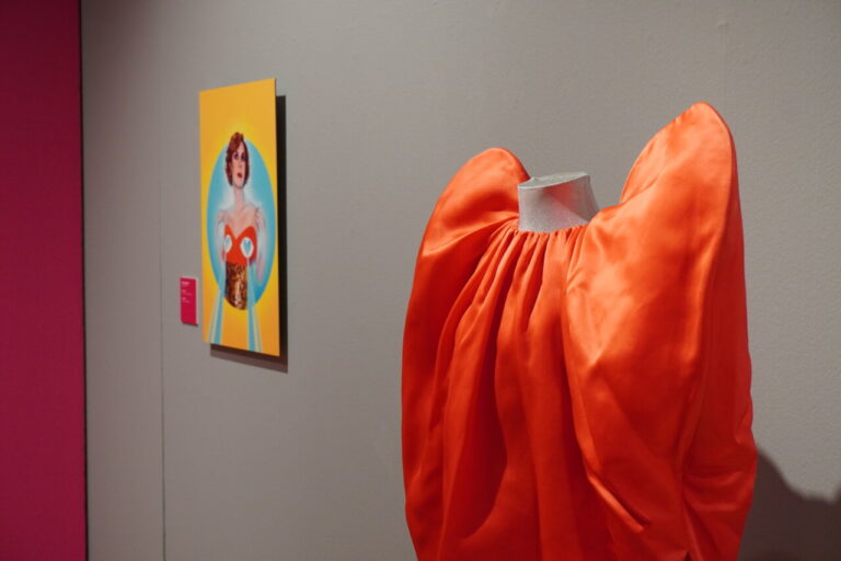 Vestido de Agatha Ruiz de la Prada en exposición con ilustración colorida
