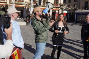 Alvise Pérez hablando con un megáfono en la Plaza Mayor de Palencia