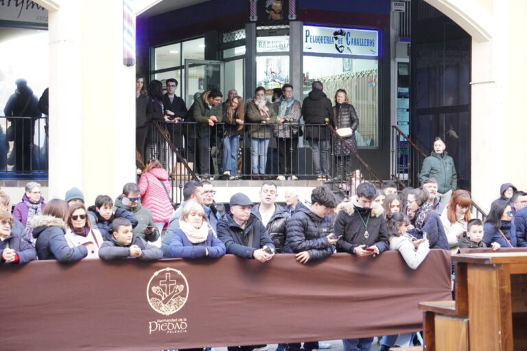 Multitud de personas observando la procesión en Palencia
