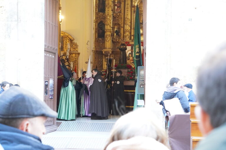 Participantes en la procesión del Sábado de Dolores en Palencia