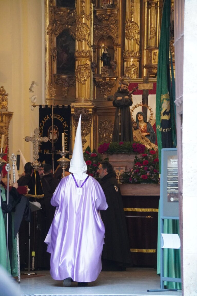 Participantes en la procesión del Sábado de Dolores en Palencia