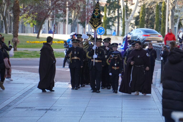 Procesión del Sábado de Dolores en Palencia con participantes y banda musical.