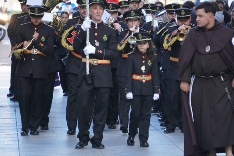 Participantes en la procesión del Sábado de Dolores en Palencia