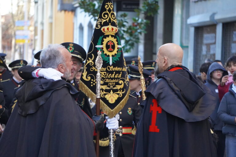 Hombres en procesión sosteniendo estandarte de la Piedad en Palencia