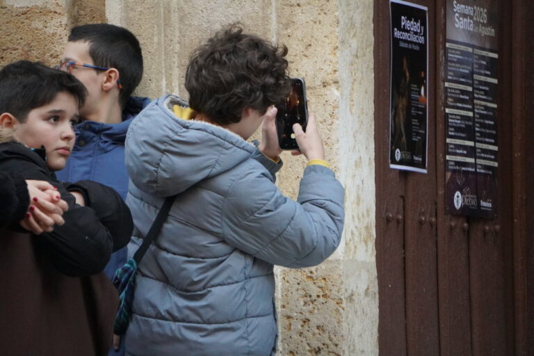 Niños observando la procesión del Sábado de Dolores en Palencia