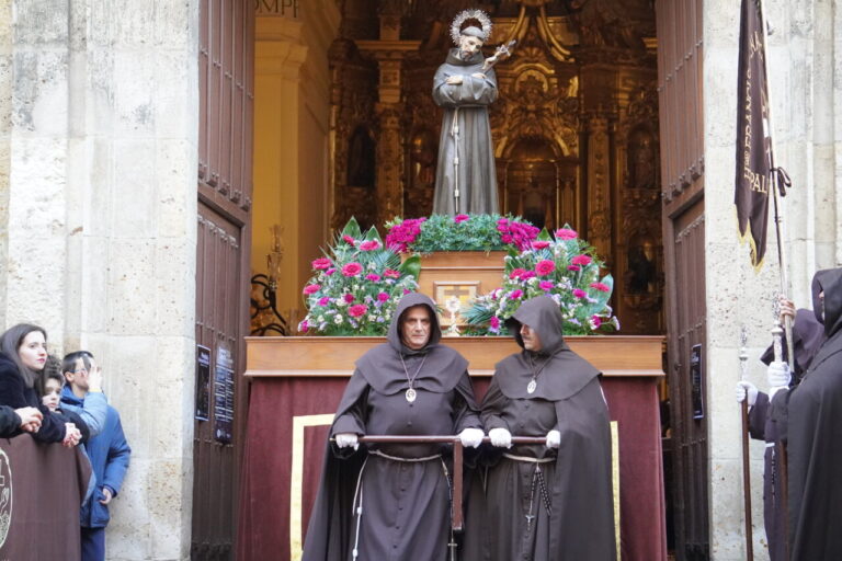 Participantes en la procesión del Sábado de Dolores en Palencia