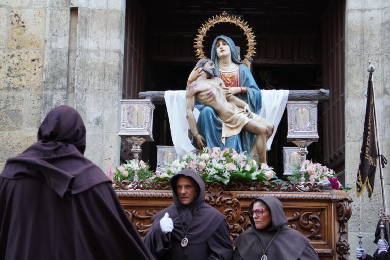 Procesión del Sábado de Dolores con la Virgen y el Cristo en el centro de la ciudad