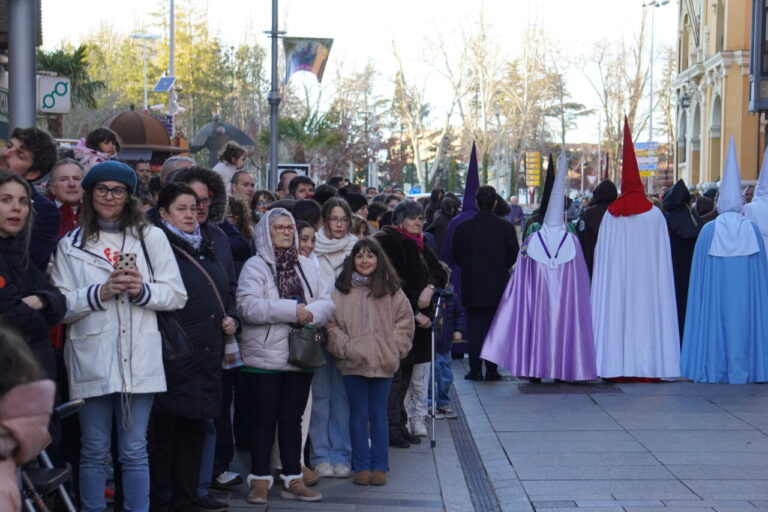 Multitud observando la procesión del Sábado de Dolores en Palencia.