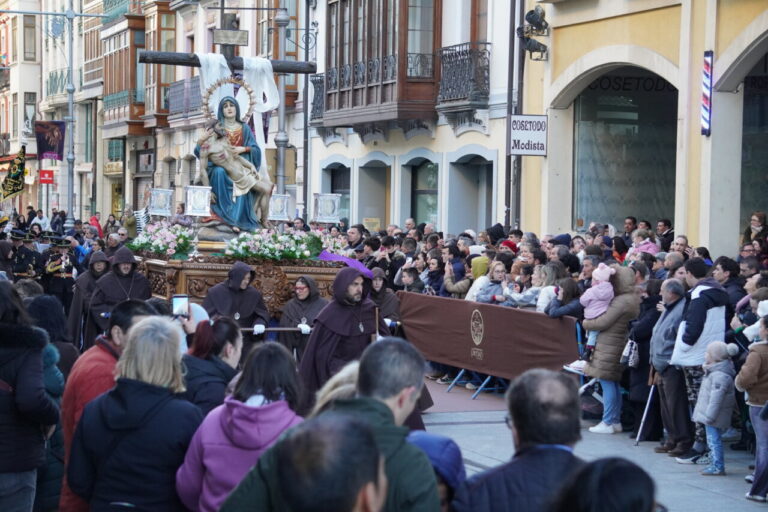Procesión del Sábado de Dolores en Palencia con cofrades y público