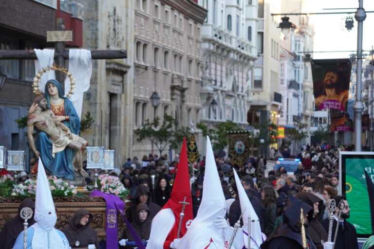 Procesión del Sábado de Dolores en Palencia con cofrades y la Virgen