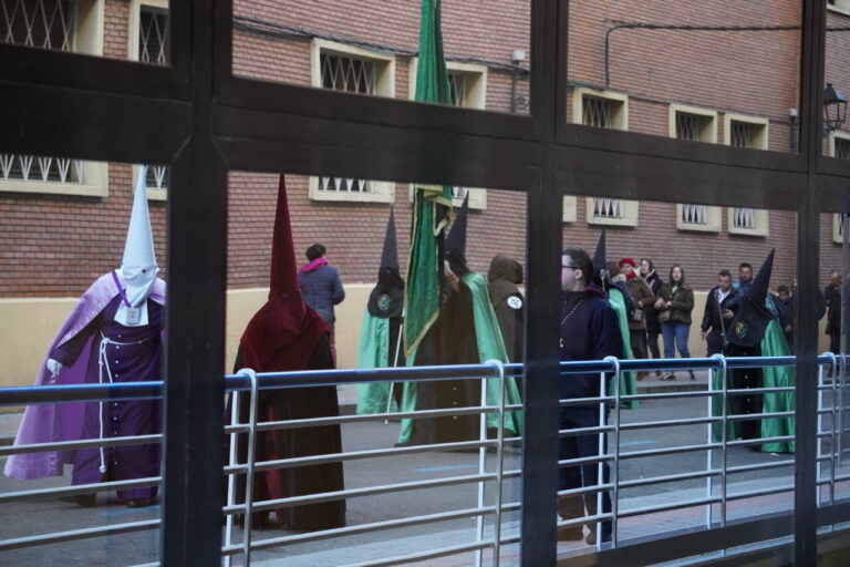 Cofrades de la Hermandad Franciscana en la procesión del Sábado de Dolores