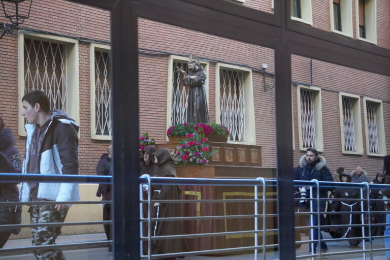 Cofrades de la Hermandad Franciscana en la procesión del Sábado de Dolores