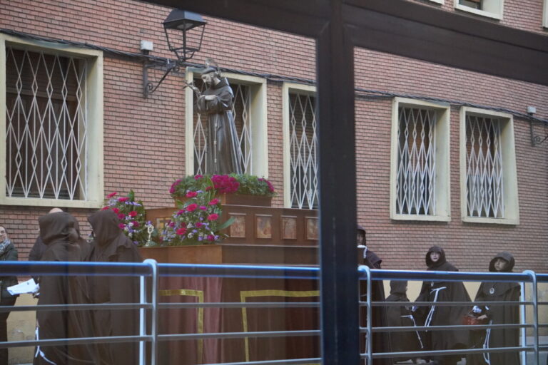 Cofrades de la Hermandad Franciscana en la procesión del Sábado de Dolores