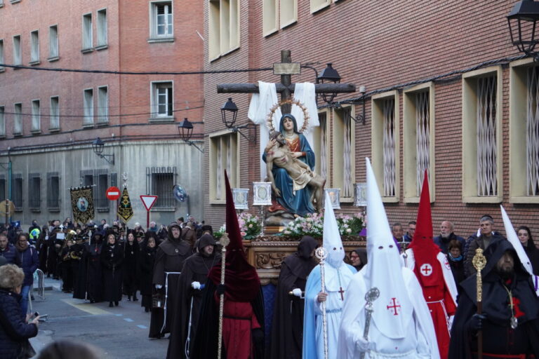 Procesión del Sábado de Dolores con la imagen de la Virgen de la Piedad y cofrades