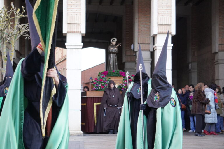 Cofrades en la procesión de Piedad y Reconciliación en Palencia