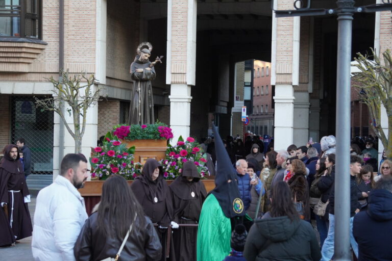 Procesión del Sábado de Dolores en Palencia con cofrades y estatua religiosa