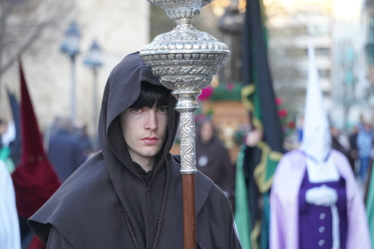 Joven cofrade con capucha en la procesión del Sábado de Dolores en Palencia