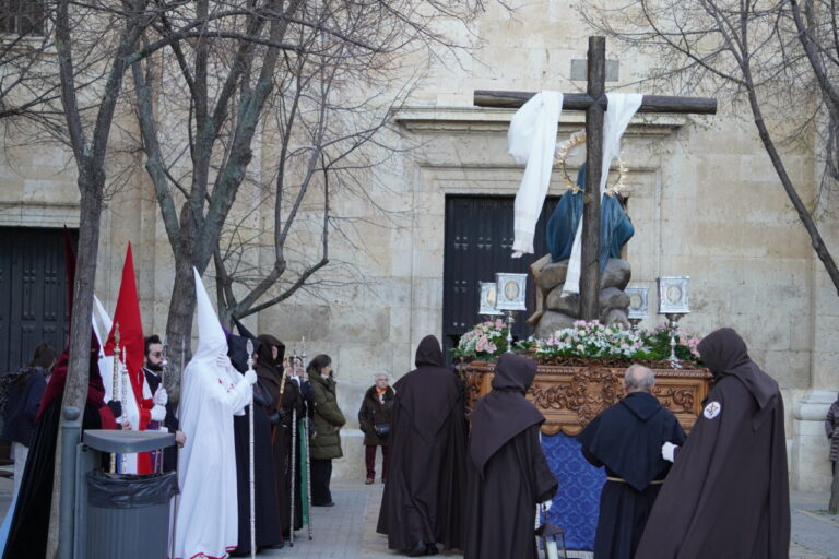 Cofrades en la procesión del Sábado de Dolores en Palencia