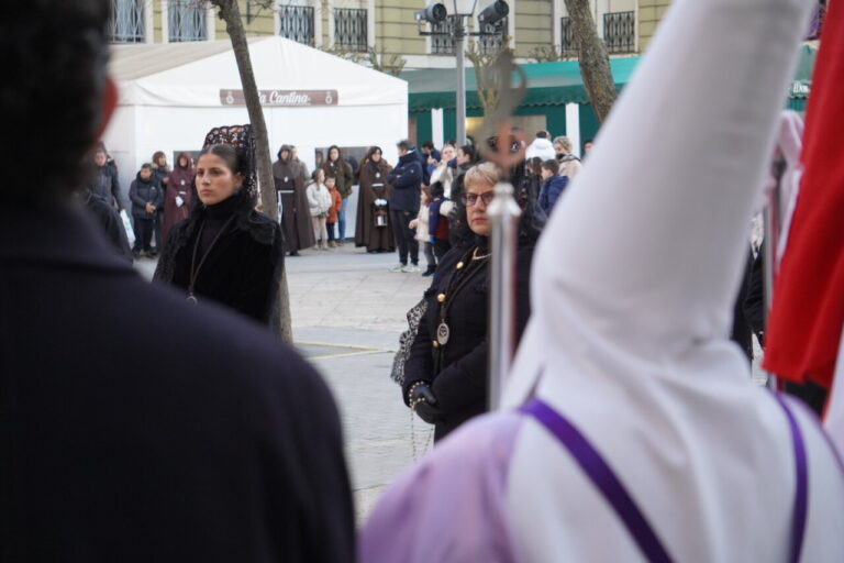 Participantes en la procesión del Sábado de Dolores en Palencia