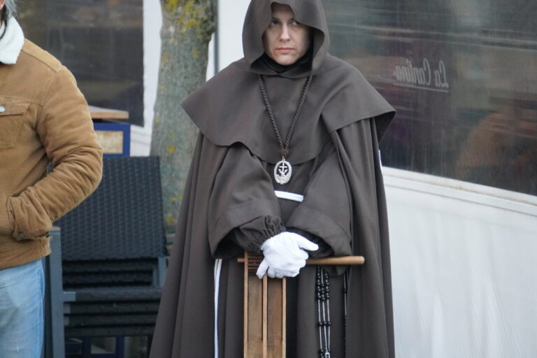 Mujer con hábito franciscano en la procesión del Sábado de Dolores