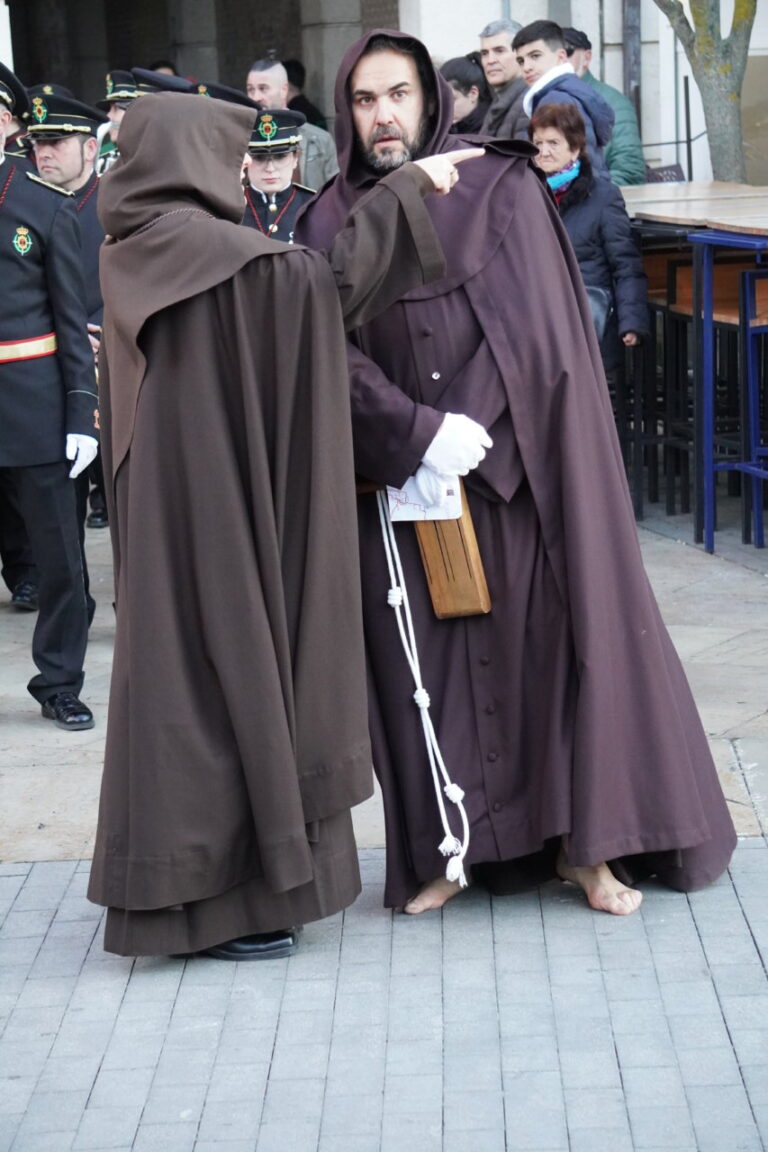 Cofrades de la Hermandad Franciscana en la procesión del Sábado de Dolores