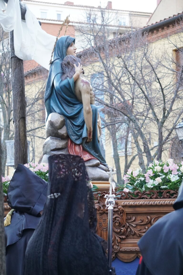 Estatua de la Virgen de la Piedad con el Cristo en la procesión del Sábado de Dolores