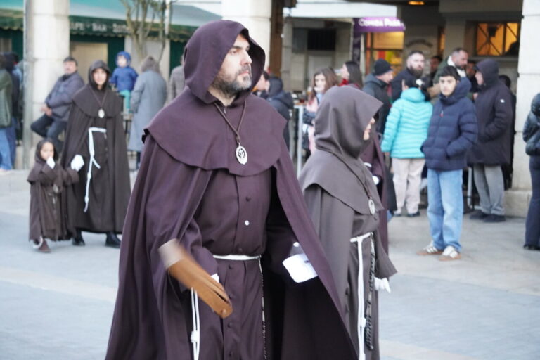 Cofrades de la Hermandad Franciscana en la procesión del Sábado de Dolores