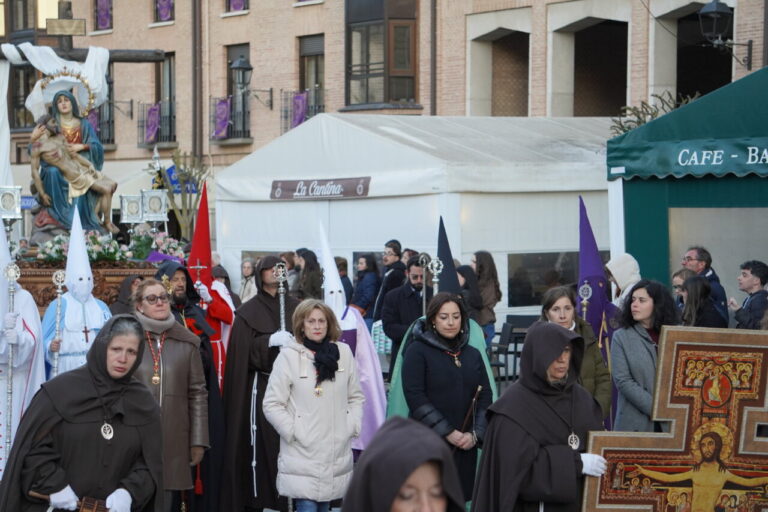 Participantes en la procesión del Sábado de Dolores en Palencia
