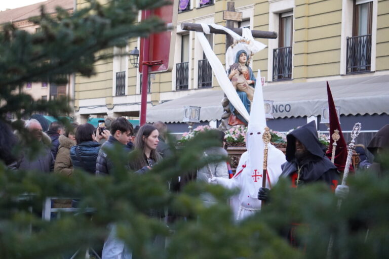 Procesión del Sábado de Dolores en Palencia con cofrades y la Virgen de la Piedad
