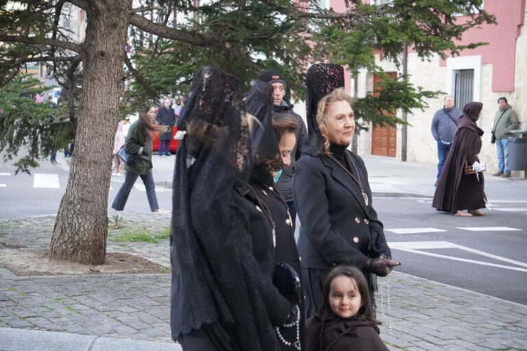 Mujeres vestidas de negro en la procesión del Sábado de Dolores en Palencia