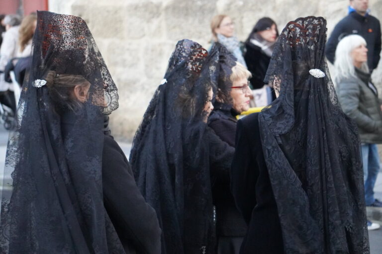 Mujeres con mantillas negras en una procesión religiosa en Palencia