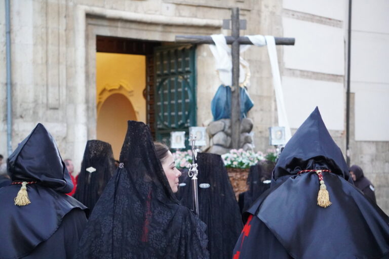 Participantes en la procesión del Sábado de Dolores en Palencia