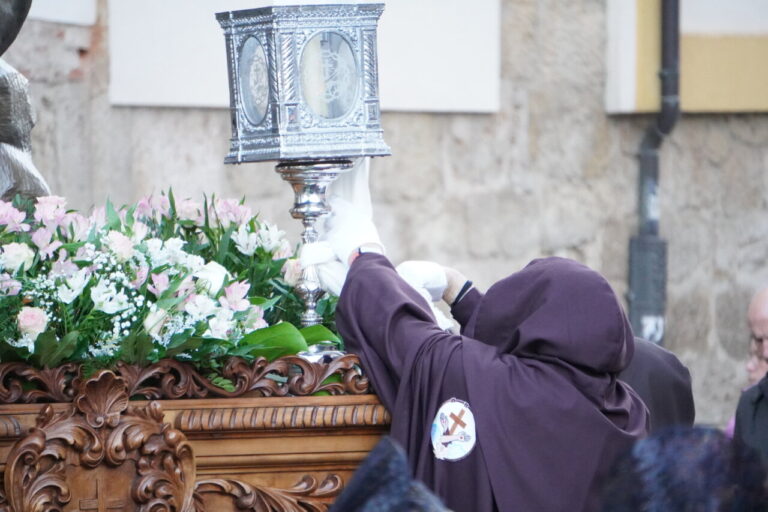 Cofrade sosteniendo una reliquia durante la procesión del Sábado de Dolores