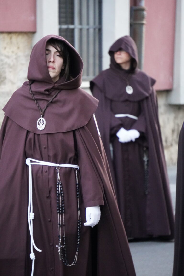 Cofrades en la procesión del Sábado de Dolores en Palencia