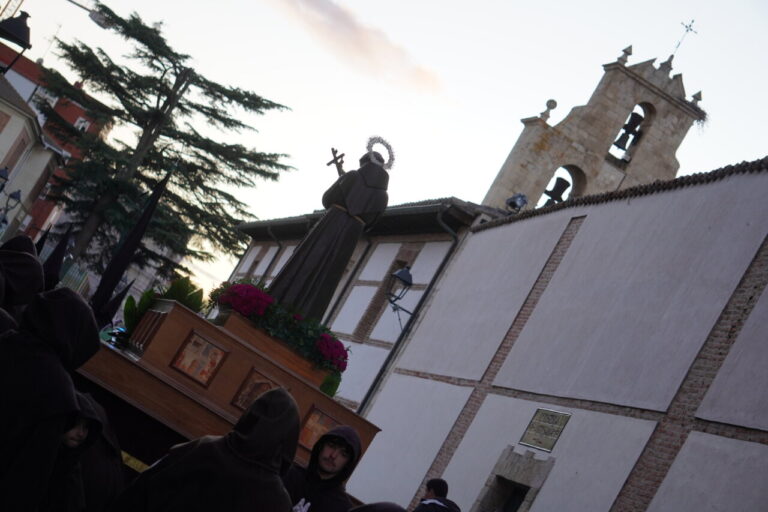 Procesión del Sábado de Dolores con estatuas y cofrades en Palencia