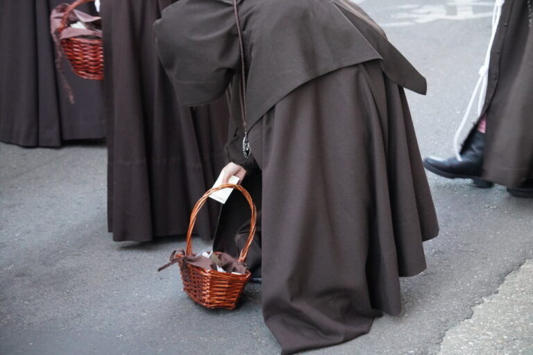 Cofrades de la procesión del Sábado de Dolores en Palencia