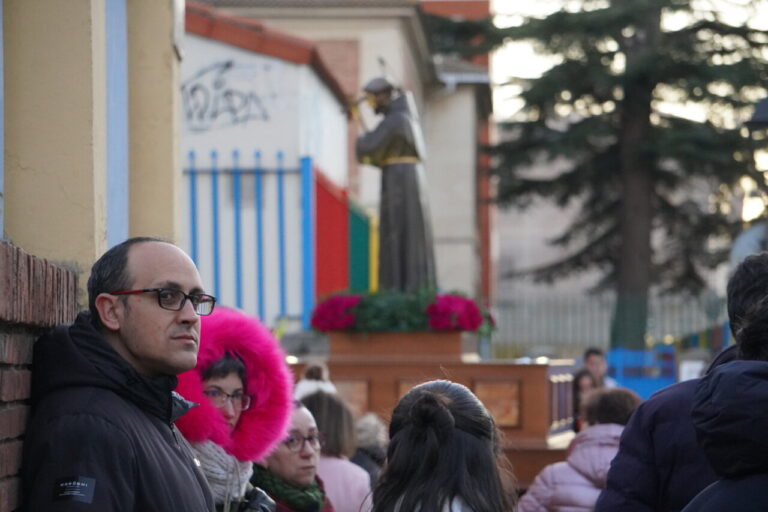 Personas en la procesión del Sábado de Dolores en Palencia