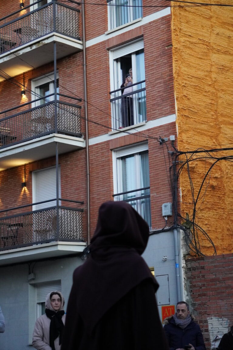Cofrades en la procesión del Sábado de Dolores en Palencia
