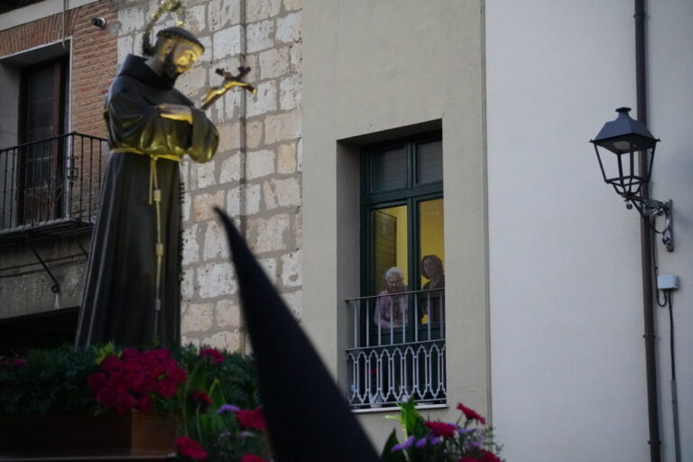 Estatua de San Francisco durante la procesión en Palencia