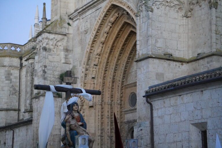 Estatua de la Virgen de la Piedad en procesión con cruz en la ciudad